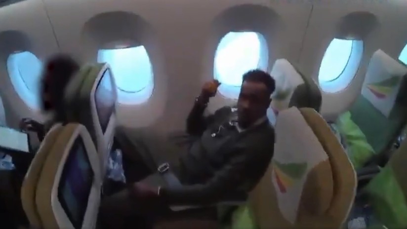 EN VIDEO: Capturan a pederasta minutos antes de que el avión en donde huía despegara