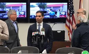 Alcalde de Miami en cuarentena tras estar en contacto con infectado con coronavirus
