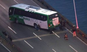 Hombre armado mantiene 31 rehenes en autobús de Río de Janeiro (Video)