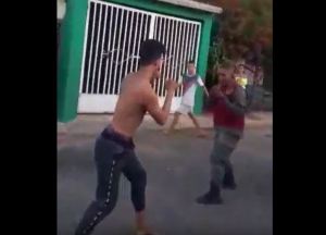 ¡Bien bello! Un GNB resolvió su disputa en Táchira entre risas y trompadas (Video)