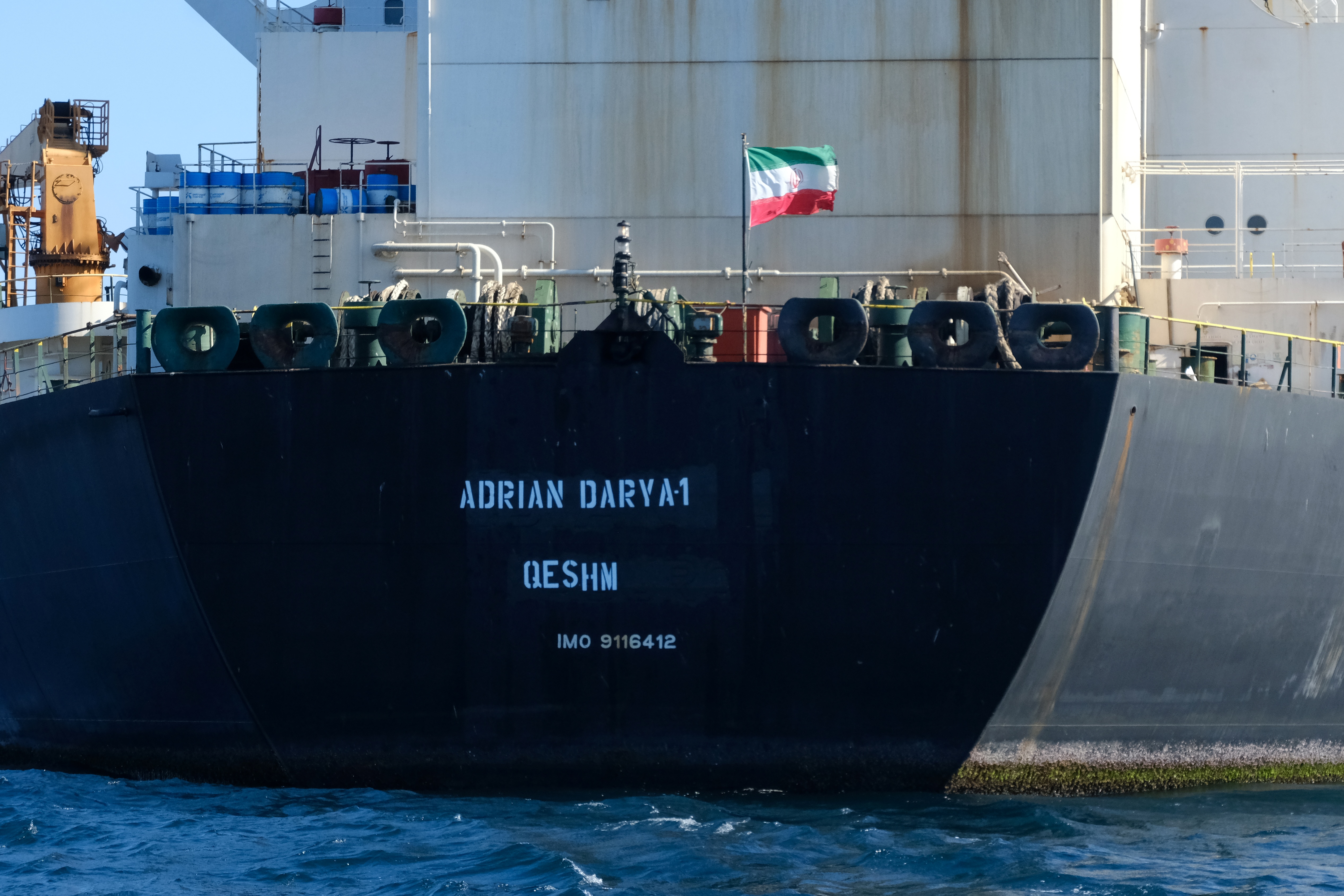 Un buque petrolero iraní, sancionado por EEUU, dejó de transmitir su posición y enciende las alarmas