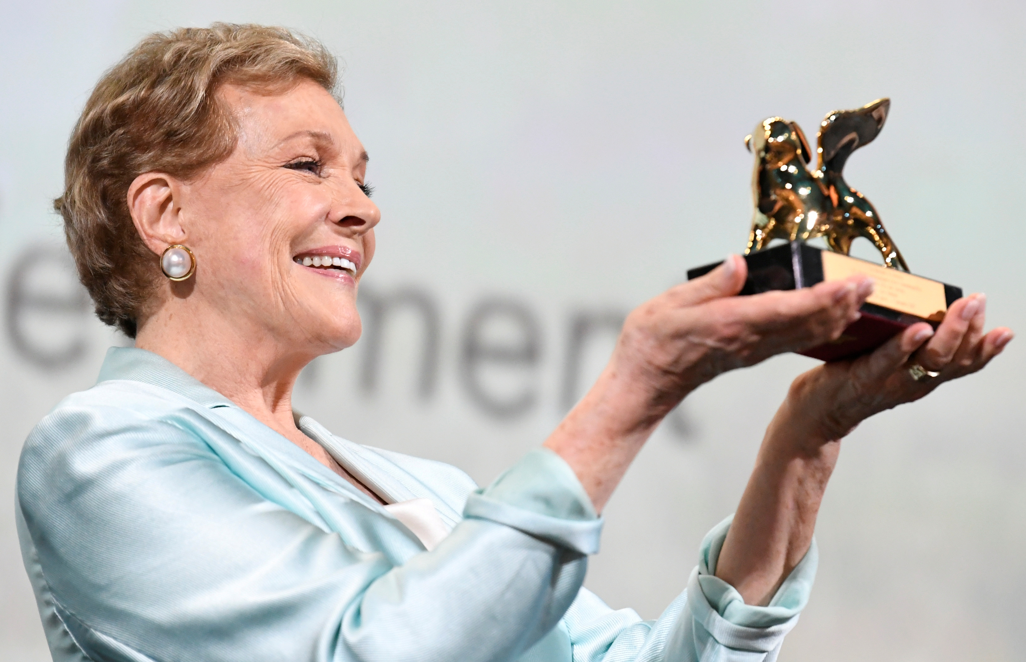 Julie Andrews honrada con el León de Oro por su trayectoria en la gran pantalla