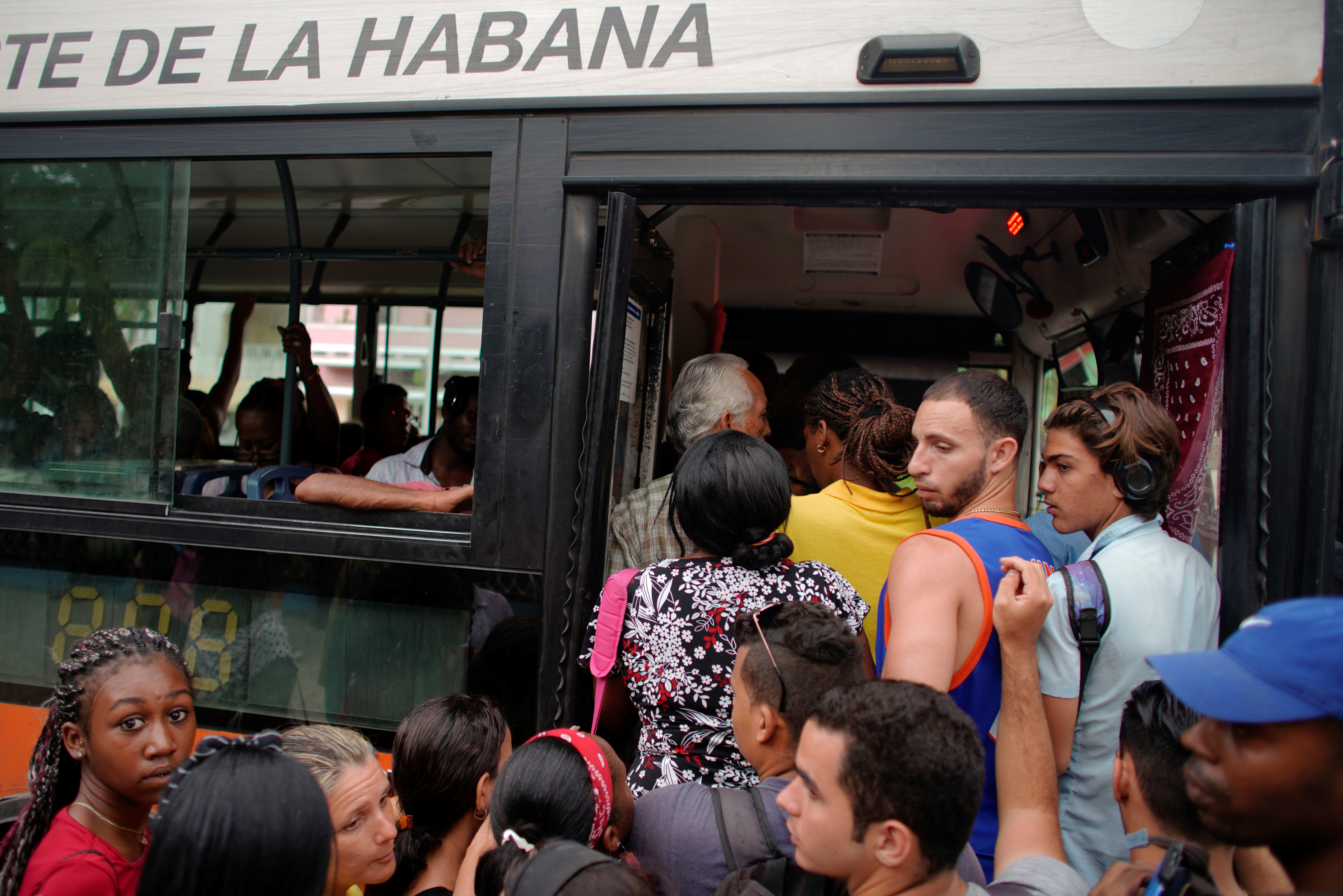 Tras la alarma del régimen cubano, la gasolina comienza a escasear en La Habana