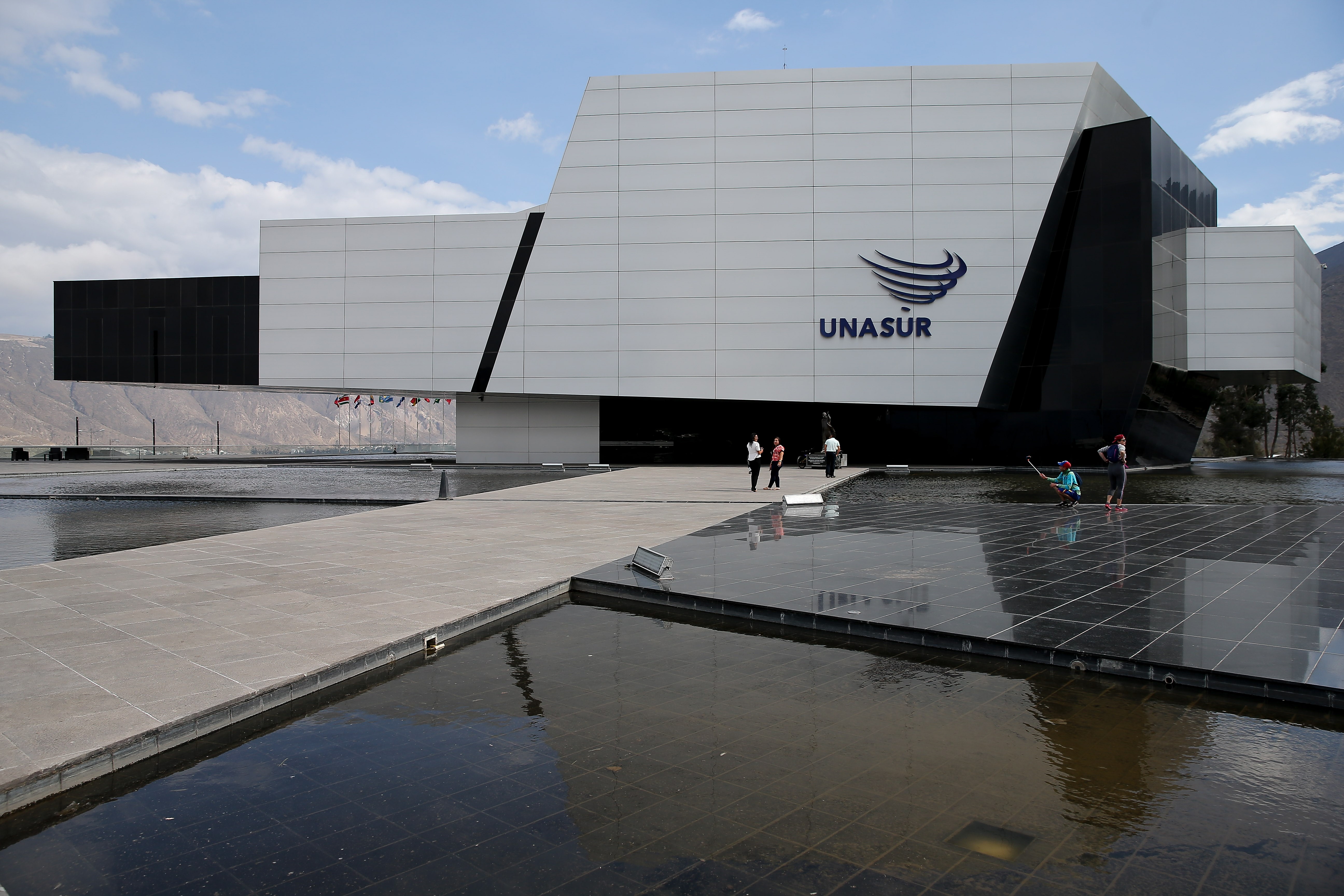 Remueven la estatua de Néstor Kirchner de la sede de Unasur en Quito (Fotos)