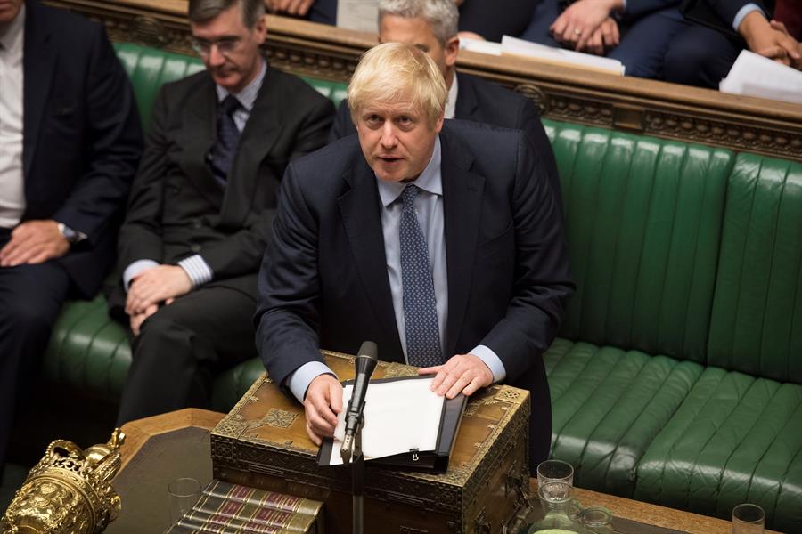 Boris Johnson, sumido en el caos por los opositores a un Brexit brutal