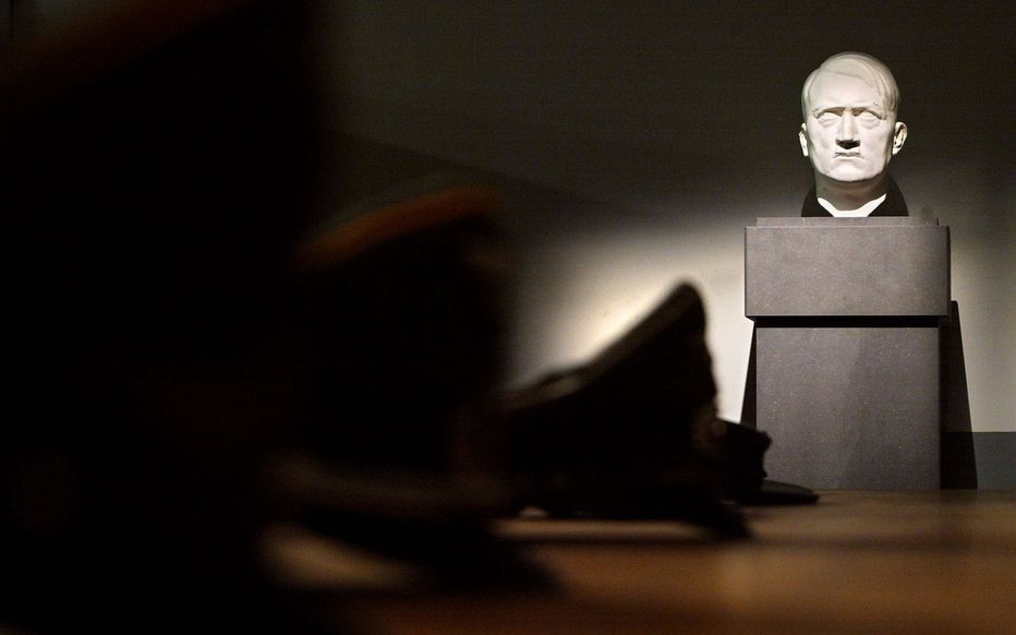 Descubren un busto de Hitler en el sótano del Senado francés