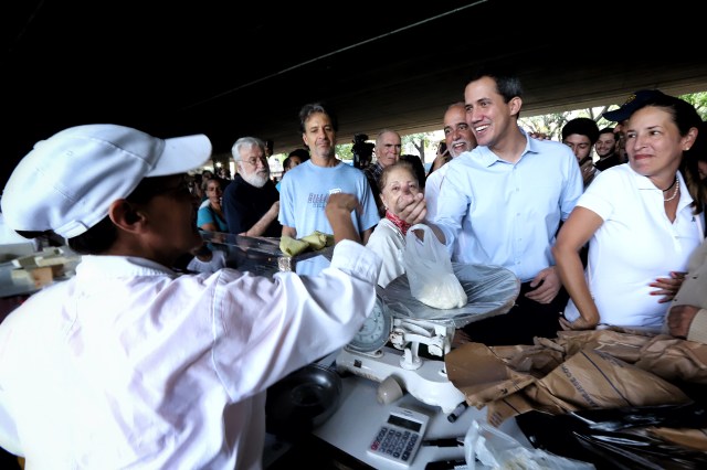 Juan Guaidó visitó el Mercado La Redoma en Prados del Este