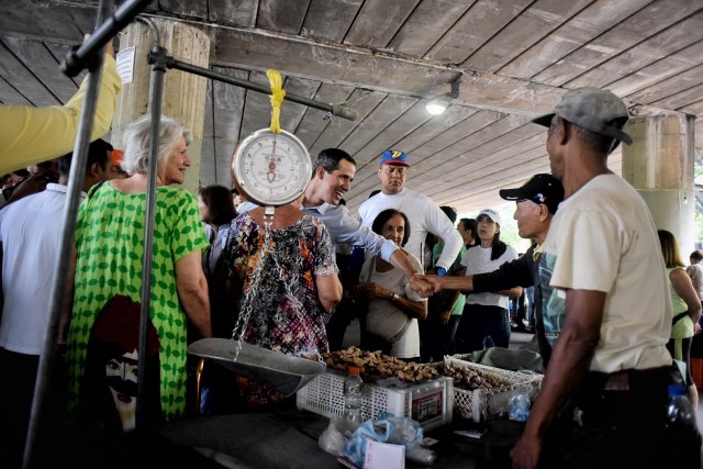 Juan Guaidó visitó el Mercado La Redoma en Prados del Este