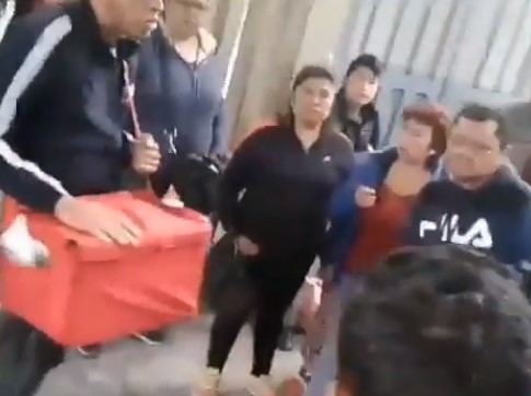 Indignante: Policía peruana agrede a un vendedor ambulante venezolano (VIDEO)