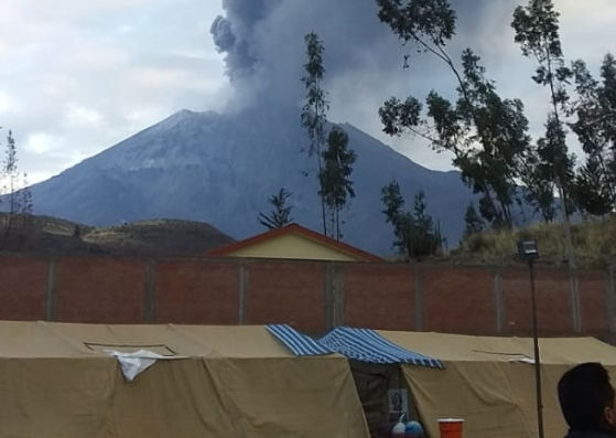 Volcán cubre de cenizas un pueblo de Perú tras explosiones seguidas (video)
