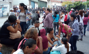Familiares de reclusos se desmayaron a las afueras de la PNB en Boleíta durante motín (Video)