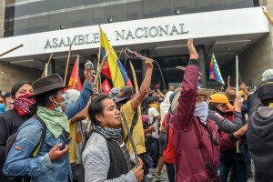 Manifestantes violentos fueron desalojados de la Asamblea Nacional de Ecuador (Fotos)