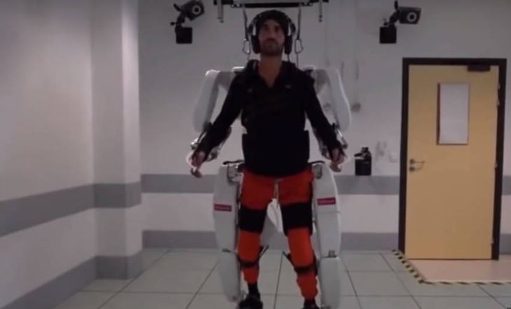 ¡La ciencia es INCREÍBLE! Exoesqueleto le devuelve la movilidad a un cuerpo parapléjico (VIDEO)