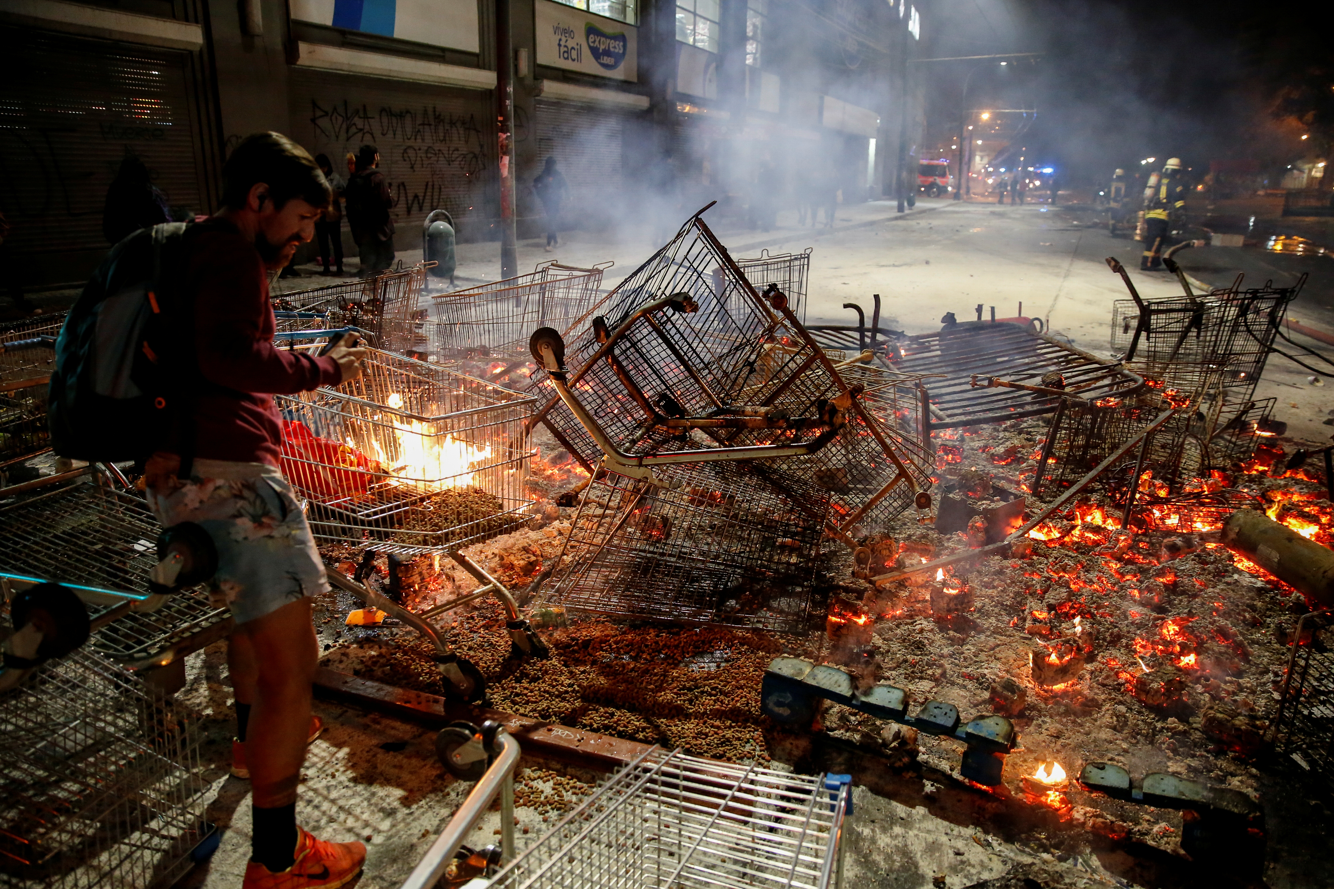Al menos tres muertos tras incendio de un supermercado durante disturbios en Chile