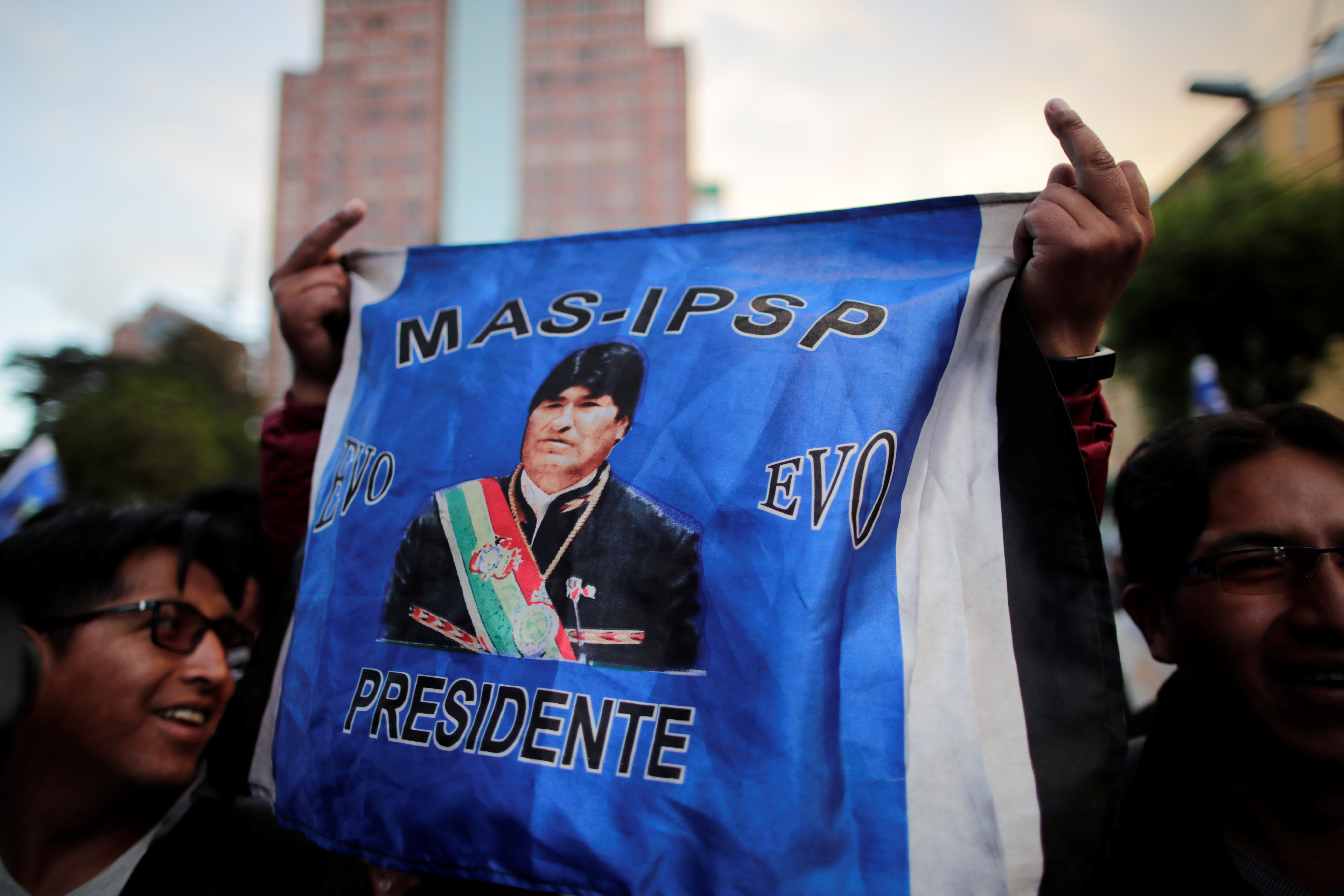 Evo Morales denunció un golpe de Estado y dijo que ganará en primera vuelta