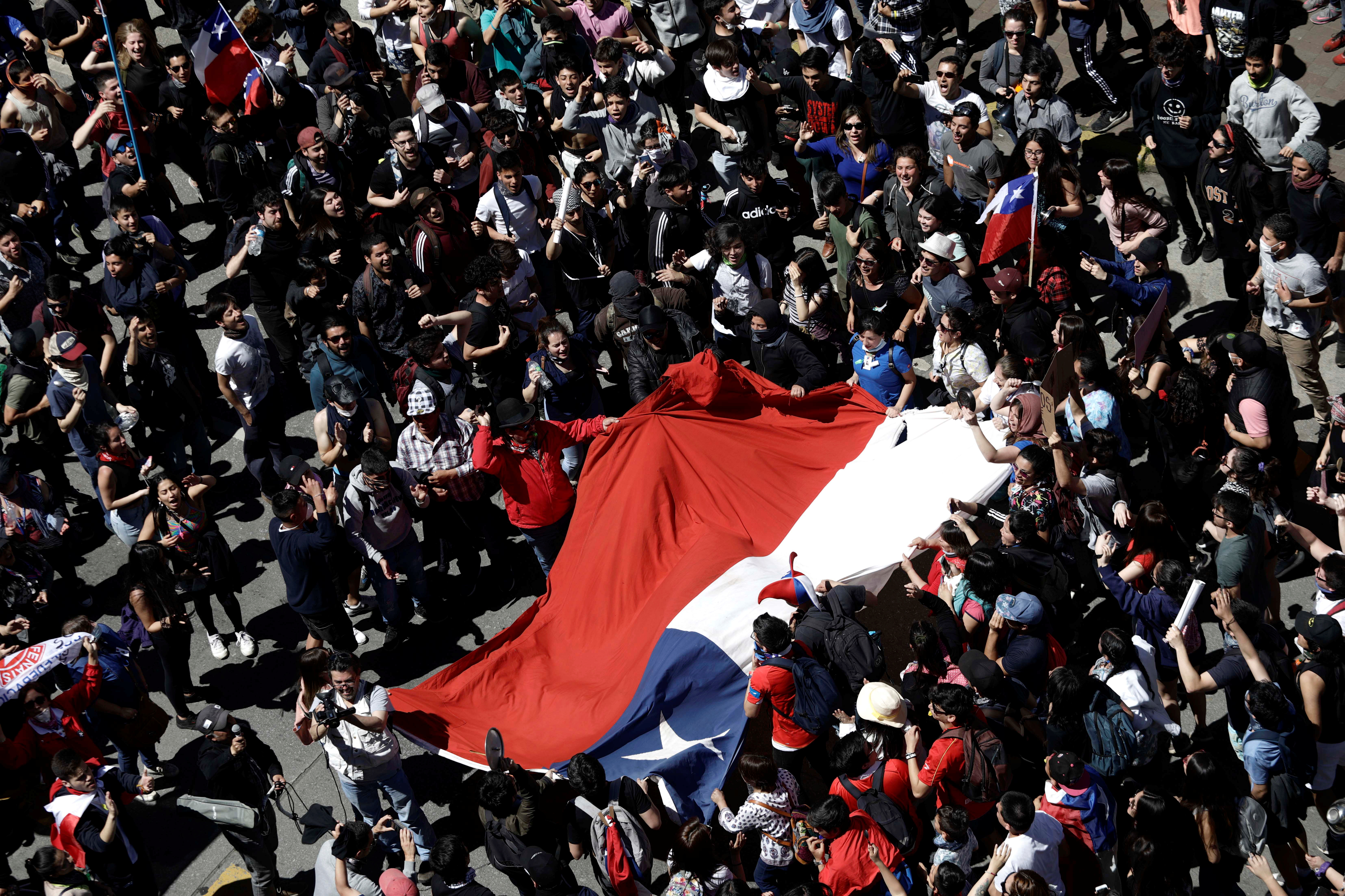 Grupos sindicales lideran nueva jornada de protestas en Chile tras anuncios de Piñera