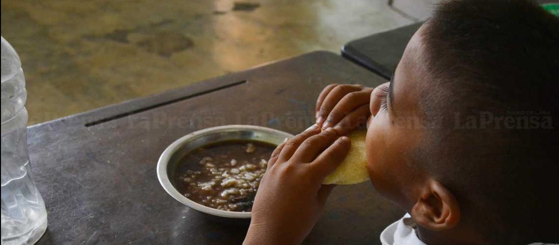 Sueldo apenas alcanza para pasta y granos