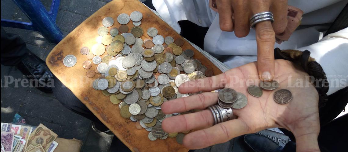 Coleccionistas hacen su agosto con la venta de monedas y billetes antiguos