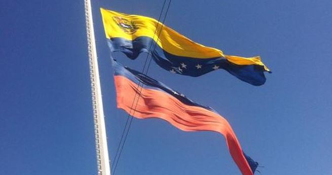 Desidia en VIDEO: Obreros usaron la BANDERA de Venezuela para recoger la basura