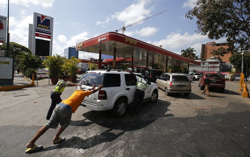 Las estaciones de gasolina en Caracas, bajo el régimen arbitrario de la GNB (Videos)