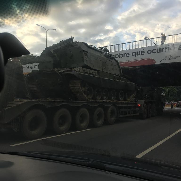 Una tanqueta del Ejército quedó atascada bajo el distribuidor El Nogal en Valencia (FOTOS)