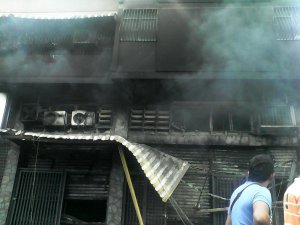 Se registró incendio de gran magnitud en edificio de El Llanito #12Oct (Fotos y video)