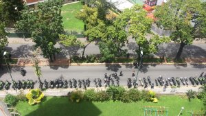 ¿Qué pretenden? Así militares del régimen resguardan la avenida Sanz ante marcha opositora #24oct (FOTOS)