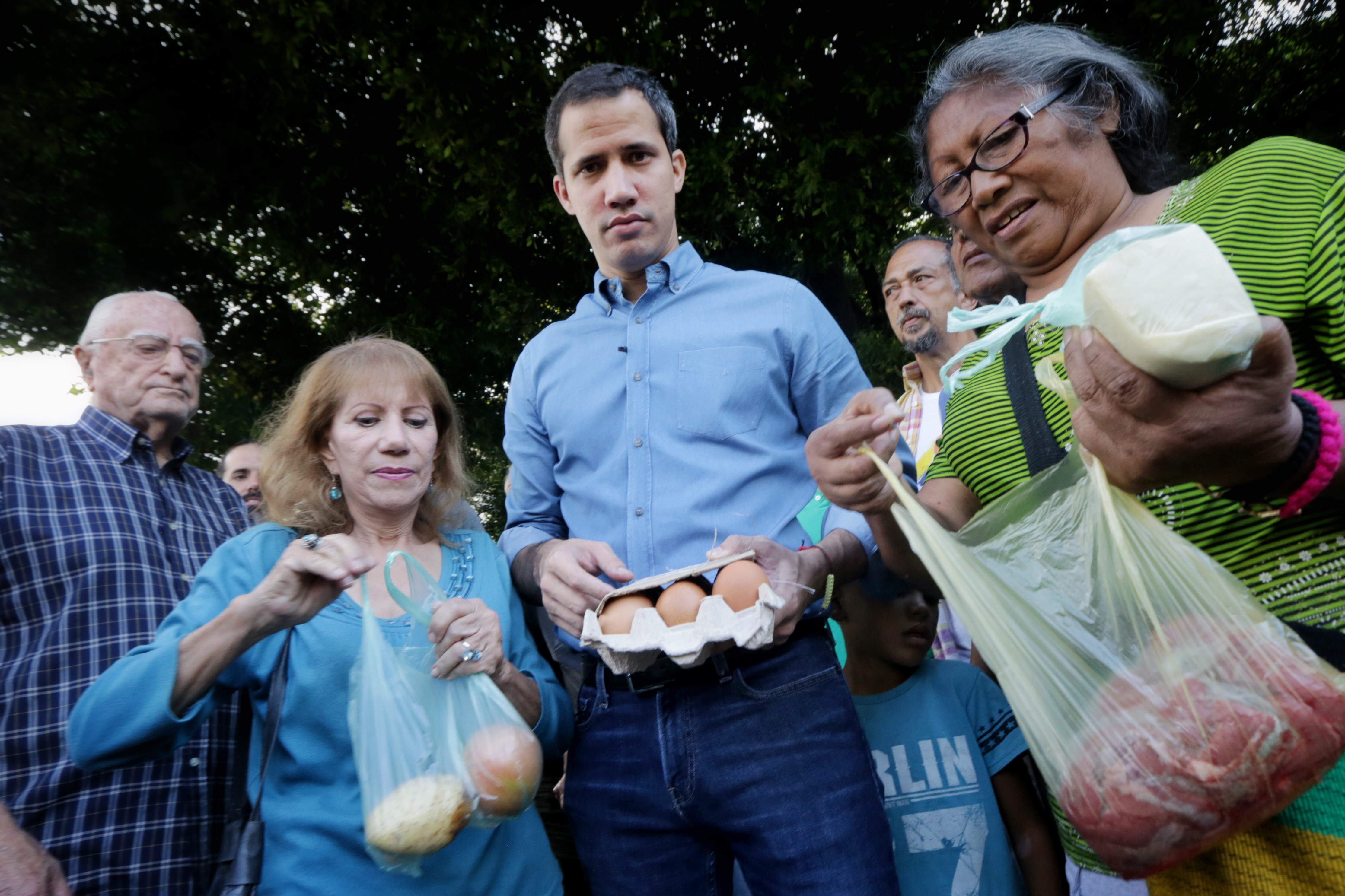 Guaidó desde mercado popular mostró para qué alcanza el sueldo mínimo (Video)