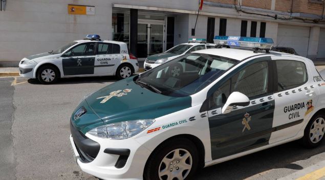 Mató a puñaladas a su madre y luego se tiró del balcón de su residencia en España