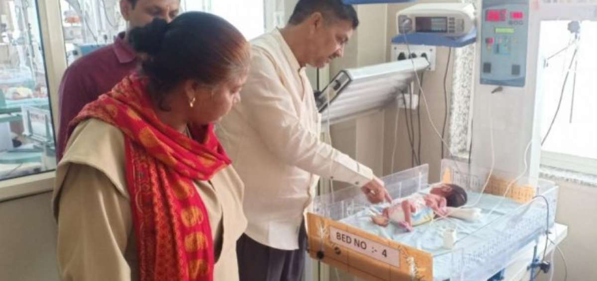 La bebe enterrada viva en India mejora según los médicos