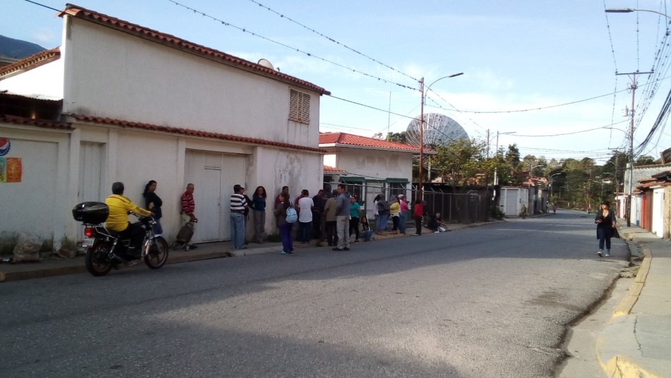 Habitantes en Mérida amanecen en largas colas para esperar el gas doméstico #30Oct (Fotos)