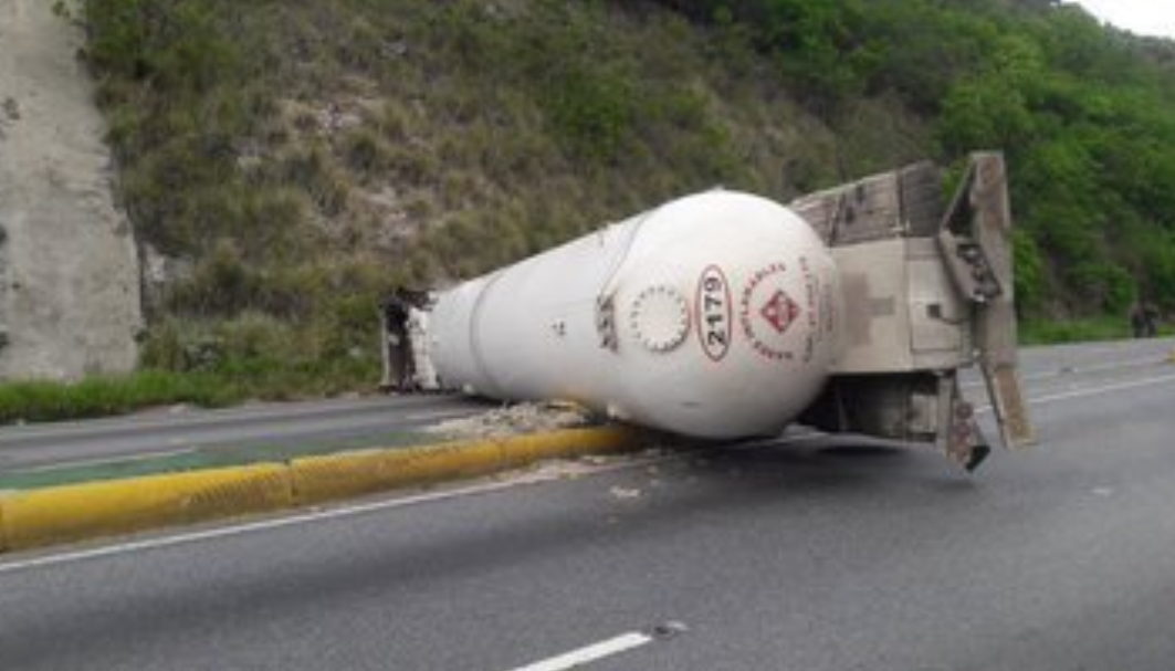 Autopista Caracas-La Guaira permanecerá cerrada hasta que culmine levantamiento de gandola #6Oct