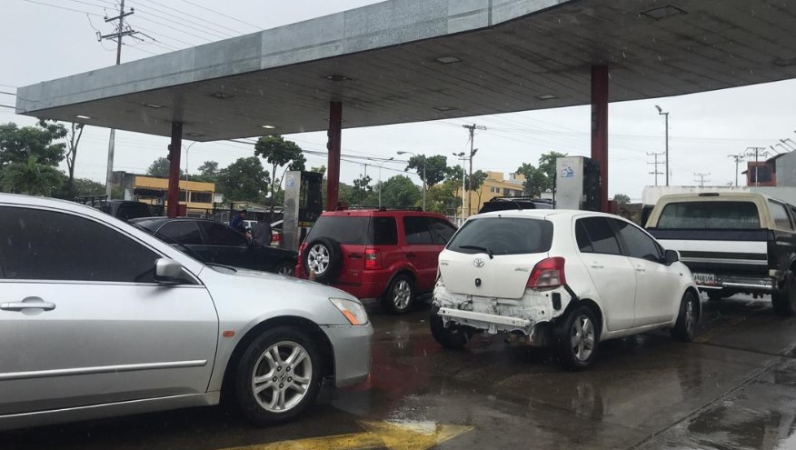 Habitantes de Maturín reportan largas colas para surtir gasolina #10Oct