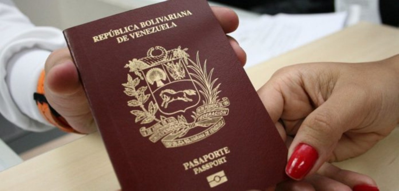 ¿Cómo se aplica la extensión automática de pasaportes venezolanos en EEUU?