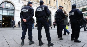 Un hombre que amenazó a policías con un arma blanca fue neutralizado cerca de París