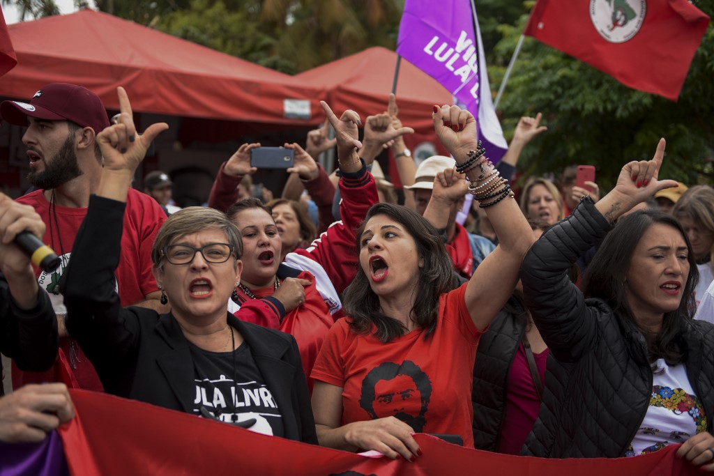 Simpatizantes de Lula esperan su salida de la cárcel
