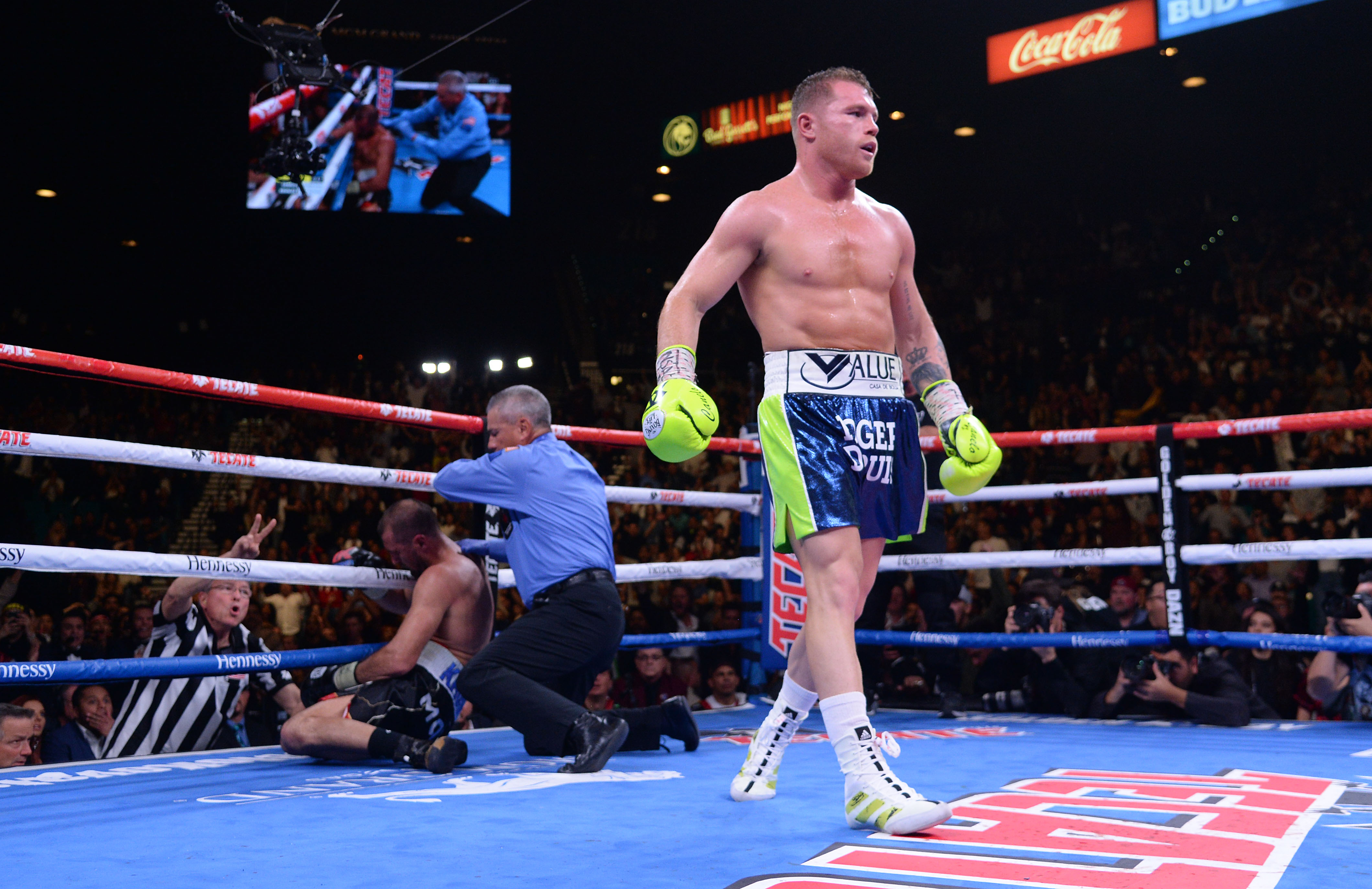 En FOTOS: Canelo Álvarez logra espectacular nocaut y se corona campeón en cuatro categorías