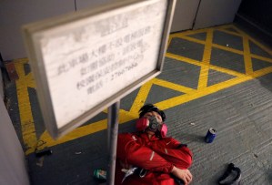 Decenas de personas siguen atrincheradas en un campus de Hong Kong