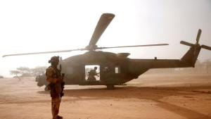 Europa de luto tras confirmarse la muerte de trece militares franceses por colisión de dos helicópteros en Mali