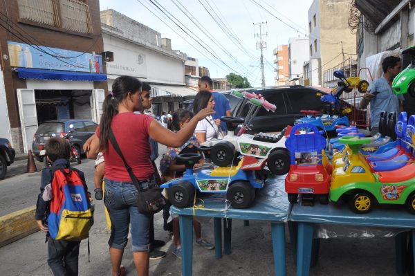 Vendedores de juguetes en La Guaira piden dólares