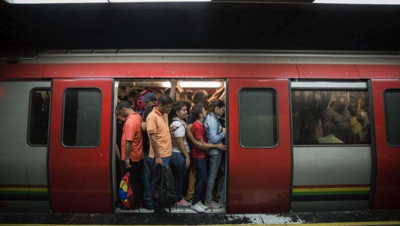 ¡INSÓLITO! Un vagón sin puertas presta servicio comercial en el Metro de Caracas (Video)