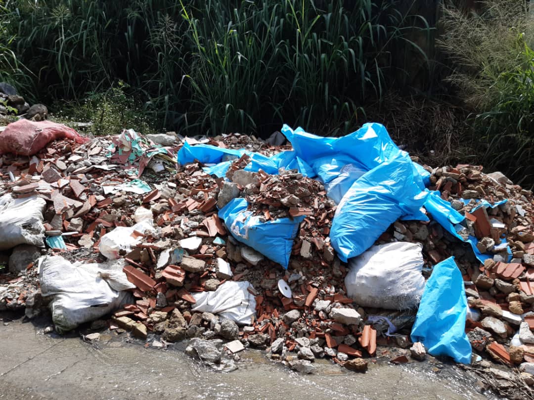 Pinto Salinas se hunde en basura, escombros y aguas negras… mientras Erika Farías hace oídos sordos (FOTOS)