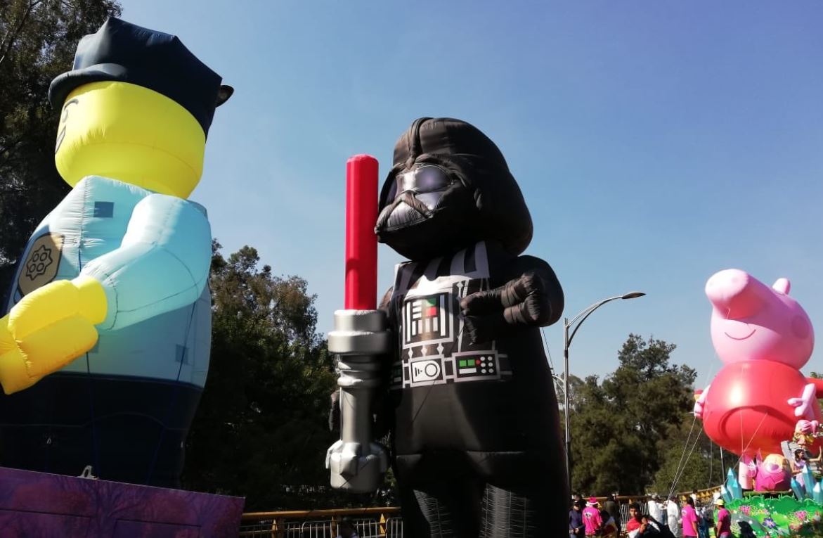 Muñecos gigantes asombran a los niños en desfile navideño en México (Fotos y videos)