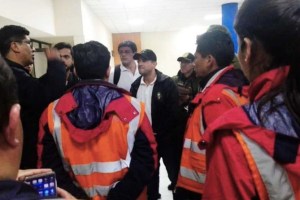 Luis Fernando Camacho está retenido en el aeropuerto de La Paz: Militantes de Evo Morales amenazaron con lincharlo