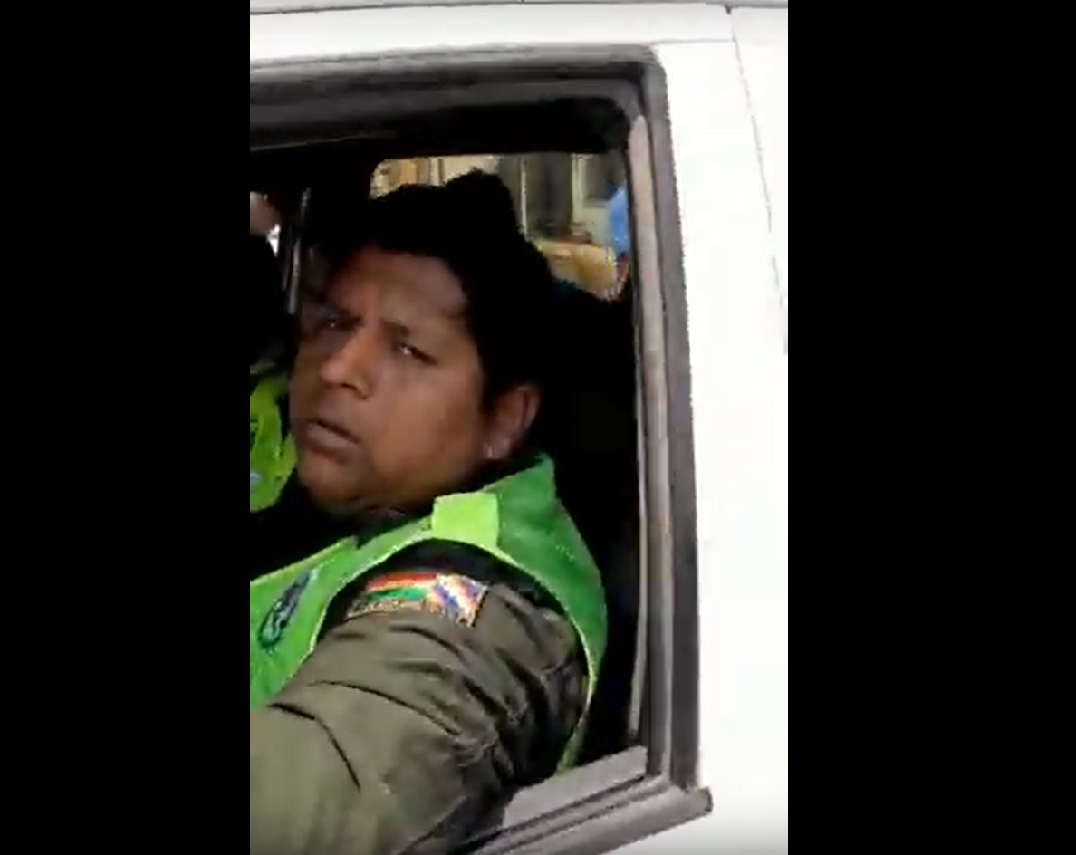 ¡DANTESCO!… graban a policía boliviana trasladando a venezolanos sin piedad (VIDEO)