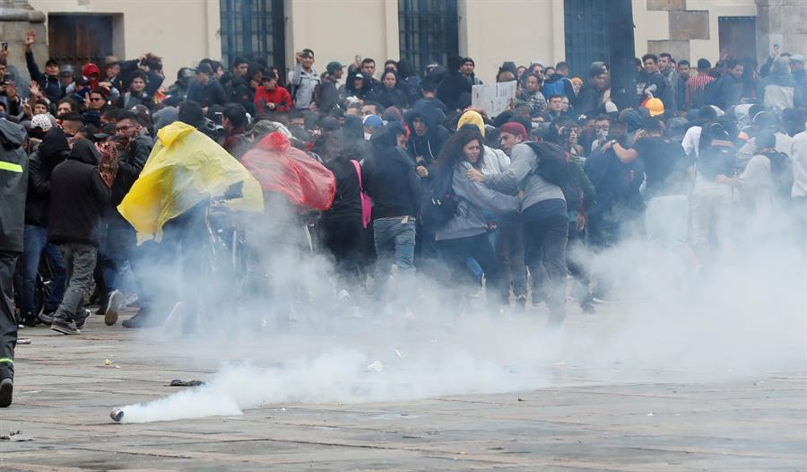 Un joven herido de gravedad en manifestaciones contra el Gobierno en Bogotá