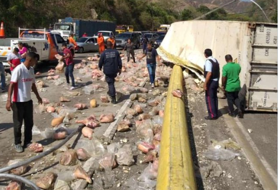 Camión que trasladaba perniles del Clap se volcó en Puerto Cabello (Fotos)