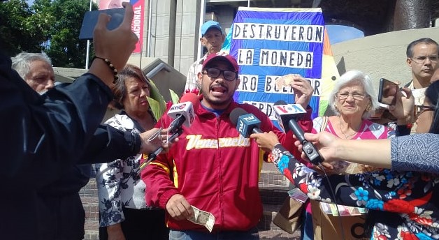 Realizan protesta “Funeral del Bolívar Soberano” con Cajas Clap como féretros repletos de billetes