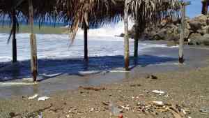 ¡Sorprendente! Olas de 4 metros inundaron 24 quioscos en Catia La Mar