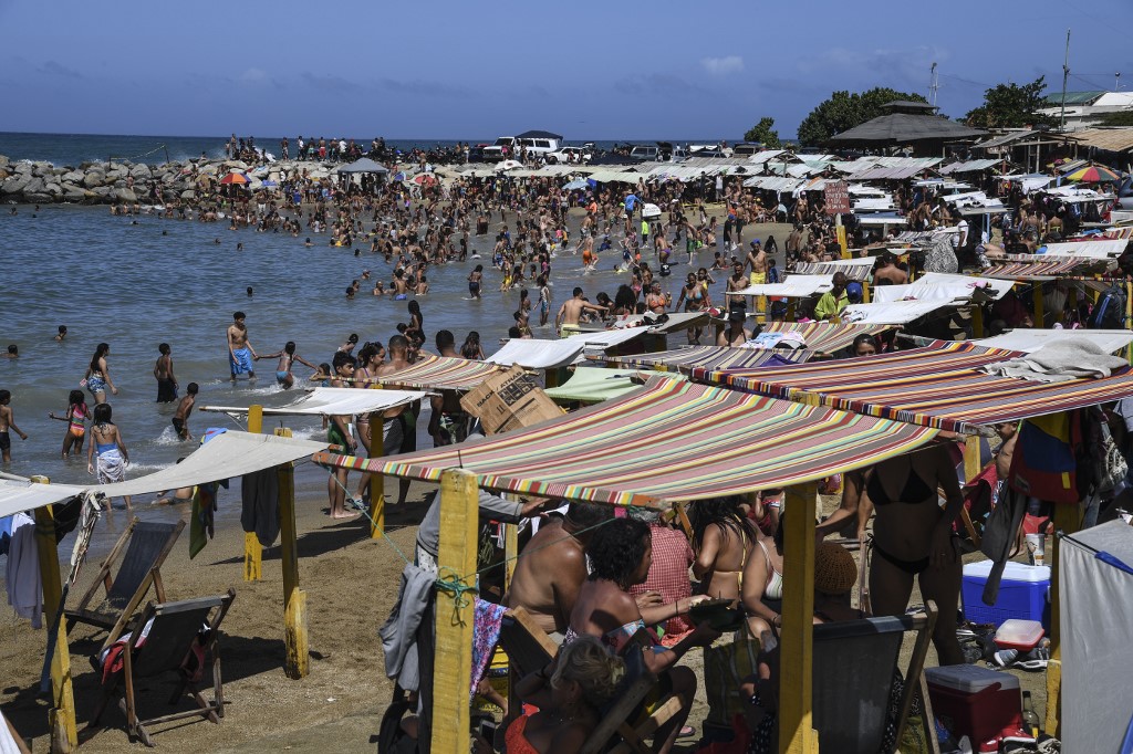 Pese a la pandemia, el chavismo autorizó apertura de las playas en La Guaira: Estos son los protocolos de bioseguridad